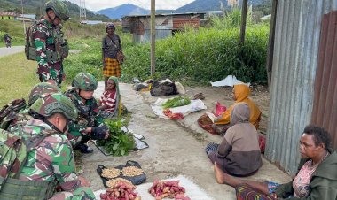 Satgas Yonif 711/Raksatama Borong Hasil Tani Warga Distrik Bomomani